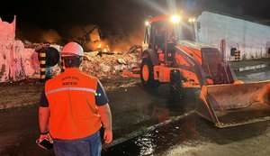 Prefeitura de Maceió aciona caminhões-pipa e retroescavadeiras no combate às chamas em fábrica