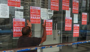 Servidores federais sofrem perdas e protestam em AL