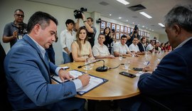 Governador entrega ambulâncias do Samu e autoriza construção de mais duas escolas