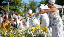 Adeptos de religiões de matriz africana vão orla de Maceió em alusão ao dia de Iemanjá