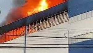 Incêndio atinge fábrica de plásticos em Guarulhos, na Grande SP