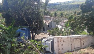 Carreta que transportava margarina tomba na BR-101