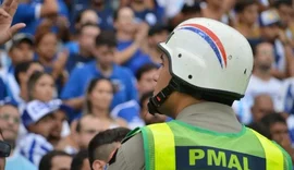 PM apreende três porretes dentro de veículo com torcedores do CRB