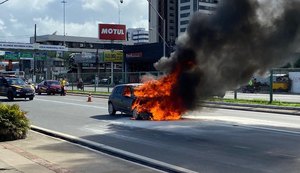 Carro pega fogo na Avenida Fernandes Lima e trânsito é desviado para Rua Miguel Palmeira