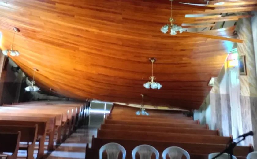 Forro de madeira da capela na Casa do Pobre desaba sobre os bancos