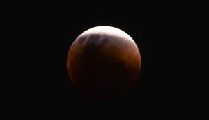 Maior eclipse total da Lua do século XXI ocorre nesta sexta-feira