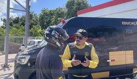 Ação educativa orienta motociclistas sobre segurança no trânsito em Maceió