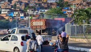 Carreta bate em poste, que cai em parte de estrutura de loja e motorista foge do local