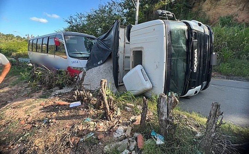 Após apresentar falha mecânica, caçamba tomba e atinge micro-ônibus em Marechal Deodoro
