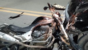 Duas pessoas ficam gravemente feridas em colisão entre carro e moto