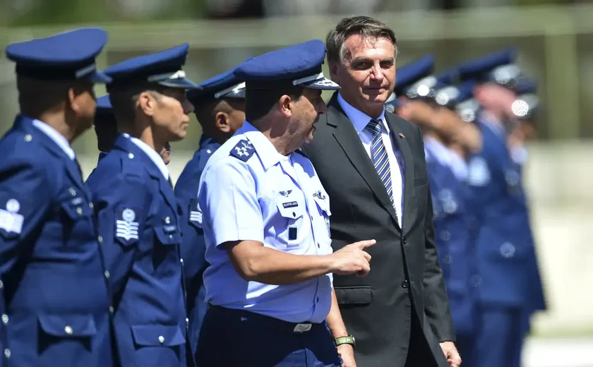Ex-comandante do Exército ameaçou prender Bolsonaro, diz ex-FAB
