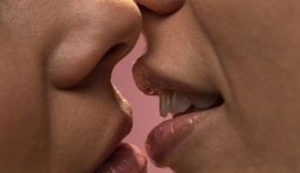 Dia do Beijo: saiba como evitar a transmissão de doenças bucais