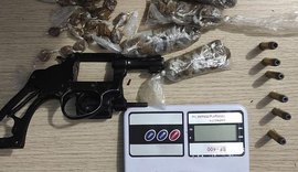 Adolescente de 17 anos é apreendido com arma, munições e drogas em Maceió