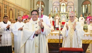 Arcebispo de Maceió, Dom Carlos Breis recebe vestimenta abençoada pelo Papa