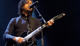 Confusão! Djavan é processado por vizinha após ter negado compra do imóvel dela