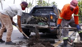 Limpeza retira 700 kg de lixo das galerias da orla marítima de Maceió