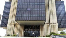 Bancos passam a cobrar dólar do dia da compra com cartão