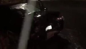Carros colidem de frente na ladeira de Fernão Velho