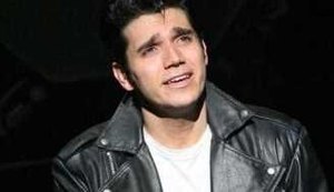 Morre, aos 38 anos, ator de 'Grease' na Broadway