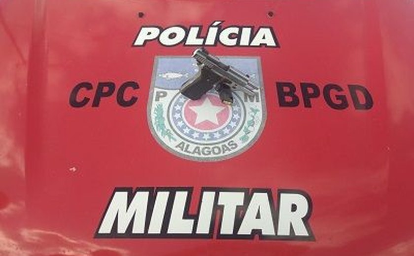 PM prende suspeito portando arma de fogo dentro de ônibus em Maceió