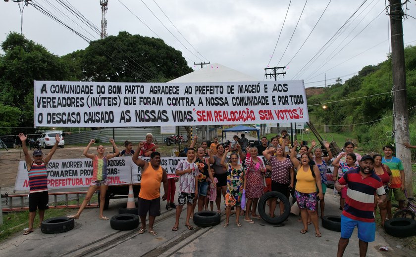 Moradores dos Flexais protestam contra a mineradora, MPF e juiz