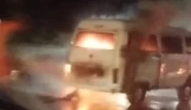 Kombi pega fogo em via pública de Maceió na noite dessa quarta (30)