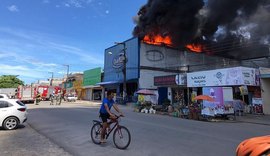 Incêndio atinge loja de descartáveis na Feirinha do Tabuleiro