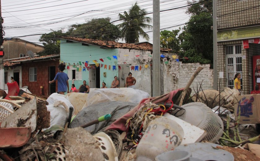 Chuva deixa cenário de pós-guerra na orla lagunar de Maceió