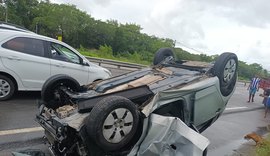Motorista de 20 anos perde controle de veículo, bate no guardrail e capota na AL-101 Sul