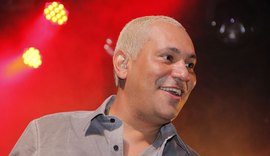 Ex-vocalista do Exaltasamba, Chrigor canta seus sucessos em Maceió