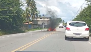 Motocicleta pega fogo após colisão com carro na AL-101 Norte
