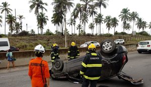 Carro capota e três ficam feridos no trecho do Francês