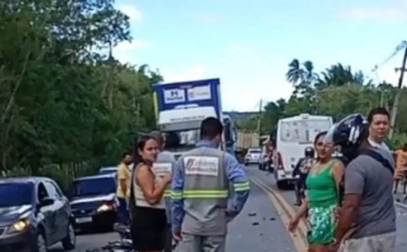 Duas pessoas ficam gravemente feridas em colisão entre moto e caminhão na BR-316