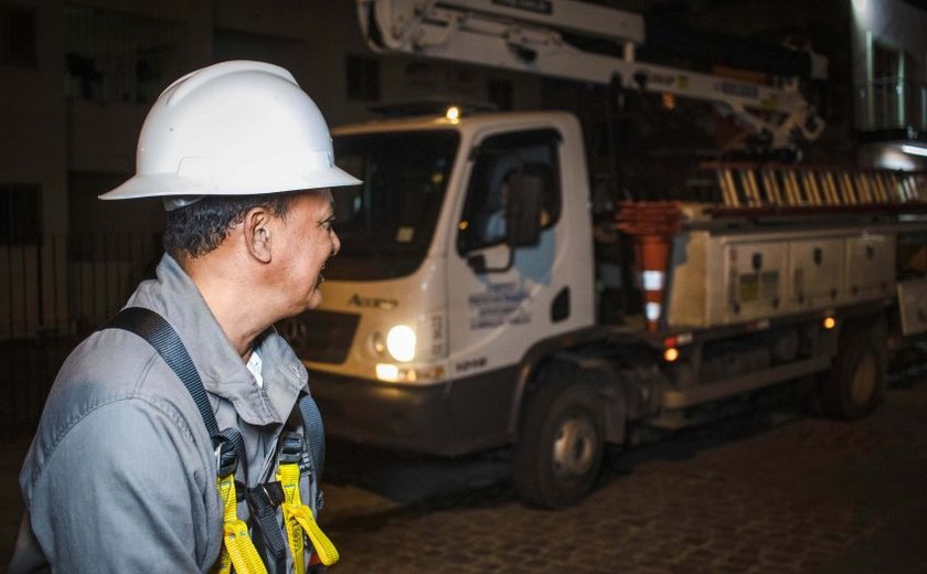Energia de postes em praças inundadas é desligada para evitar acidentes