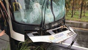 Ônibus que transportava estudantes perde o controle na AL - 101 Sul