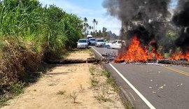 Moradores de Milagres protestam contra construção de muro que privatiza praia