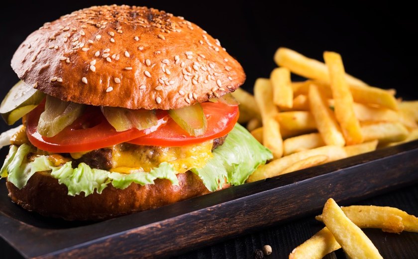 Hambúrguer com batata frita: dá para comemorar sem culpa?