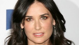 Demi Moore exagera no decote e mostra demais em evento