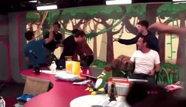 Apresentador e convidado do Pânico brigam durante o programa; veja vídeo