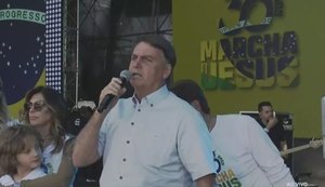 Bolsonaro se irrta ao vê participantes da Marcha para Jesus fazerem L de Lula