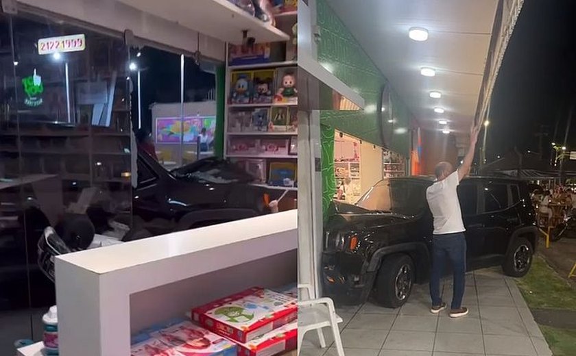Carro desgovernado invade loja de brinquedos na Ponta Verde