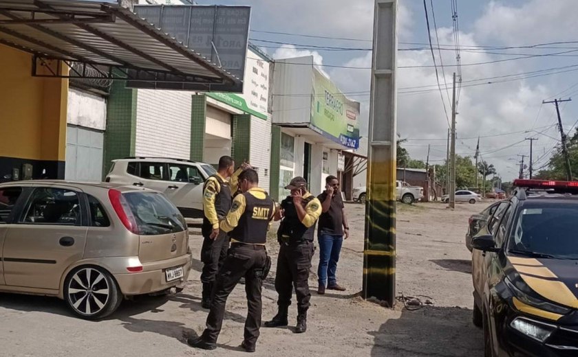 Agentes abordam carro com placa adulterada já flagrado por câmeras do NOI