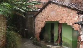 Parte de residência desaba durante a madrugada na Grota do Neno