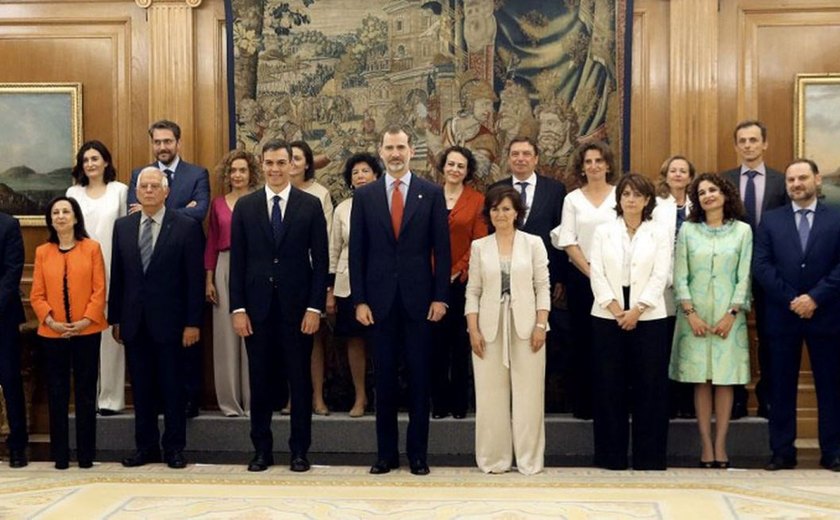 Novo premiê da Espanha nomeia gabinete com maioria de mulheres
