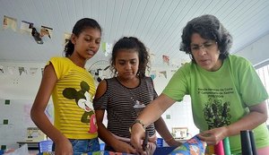 Professora usa corte e costura para ensinar matemática em escola pública