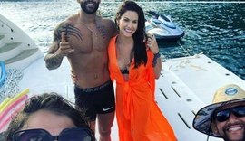 Gusttavo Lima e Andressa Suita curtem passeio de iate juntos