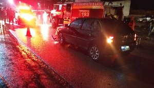 Acidente frontal entre carro e motocicleta deixa um morto e outro gravemente ferido