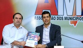 Luciano reúne prefeitos, anuncia premiação e apresenta novidades do Escola 10