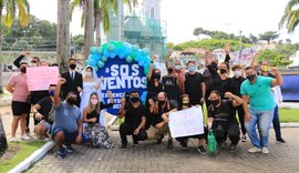 Produtores de eventos e músicos protestam em frente ao Palácio do Governo