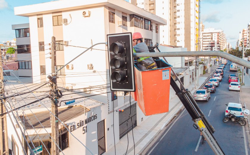 Semáforos inteligentes serão instalados no principal corredor de transporte de Maceió